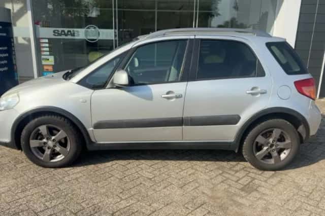 Suzuki SX4 (2010) thumbnail 3