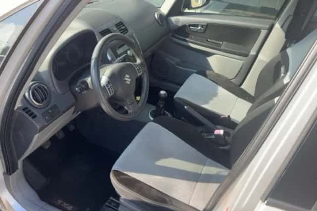 Suzuki SX4 (2010) thumbnail 4