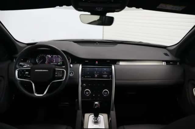 Land Rover Discovery Sport (2024) thumbnail 2