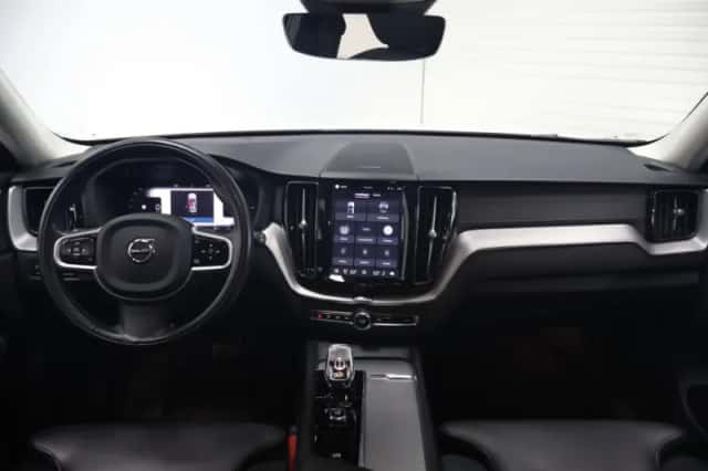 Volvo XC60 (2022) thumbnail 2
