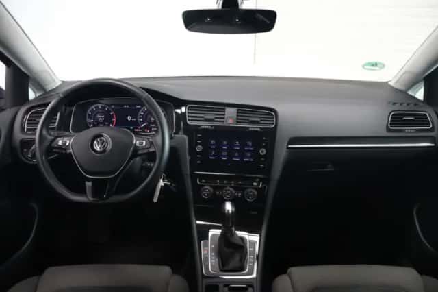 Volkswagen Golf (2017) thumbnail 2