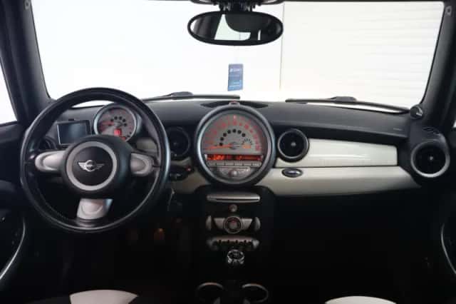 MINI Cooper (2010) thumbnail 2