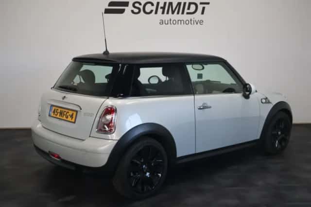 MINI Cooper (2010) thumbnail 3