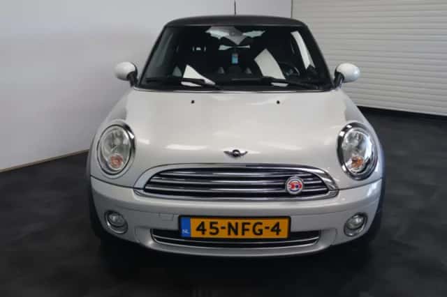 MINI Cooper (2010) thumbnail 5