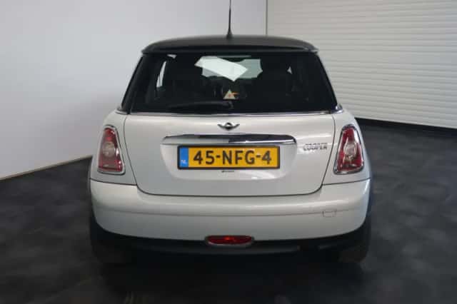 MINI Cooper (2010) thumbnail 6