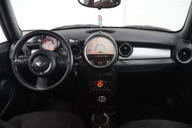 MINI Cooper (2011) thumbnail 2