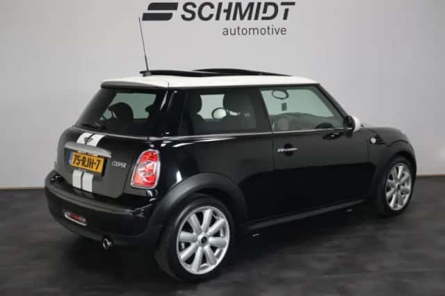 MINI Cooper (2011) thumbnail 3