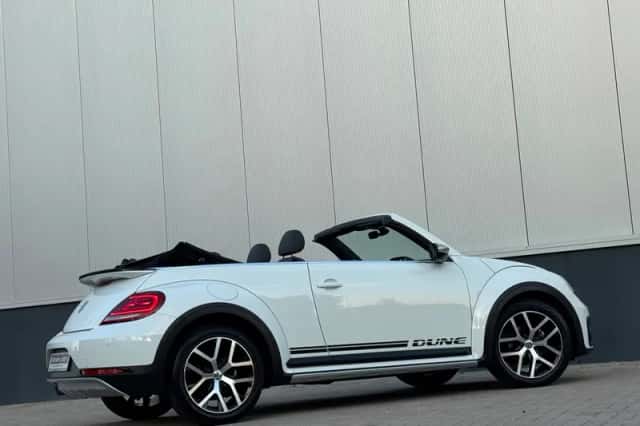 Volkswagen Beetle (2017) thumbnail 2