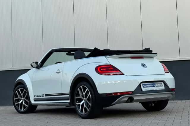 Volkswagen Beetle (2017) thumbnail 3