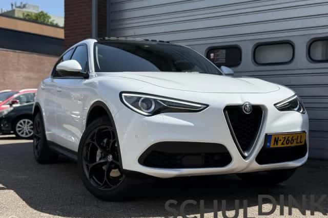 Alfa Romeo Stelvio (2017) thumbnail 1