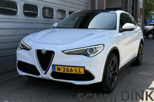 Alfa Romeo Stelvio (2017) thumbnail 2