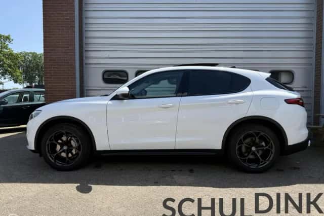 Alfa Romeo Stelvio (2017) thumbnail 3