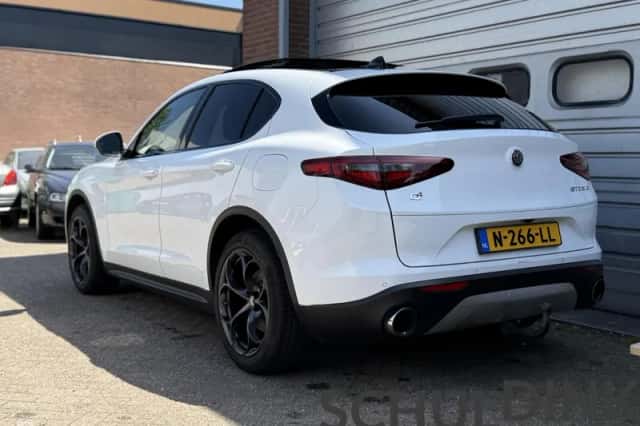 Alfa Romeo Stelvio (2017) thumbnail 4