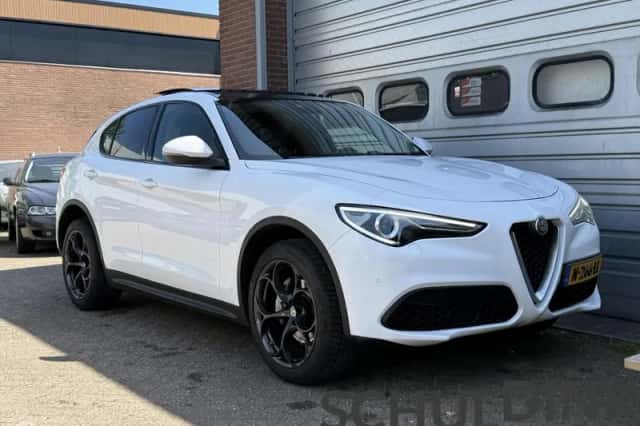Alfa Romeo Stelvio (2017) thumbnail 5