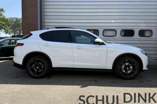 Alfa Romeo Stelvio (2017) thumbnail 6