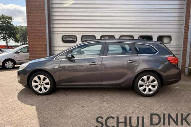 Opel Astra (2011) thumbnail 3