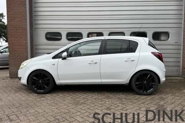 Opel Corsa (2011) thumbnail 3