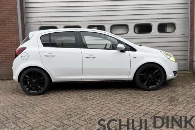 Opel Corsa (2011) thumbnail 6