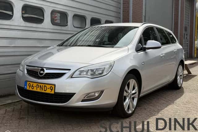 Opel Astra (2011) thumbnail 2
