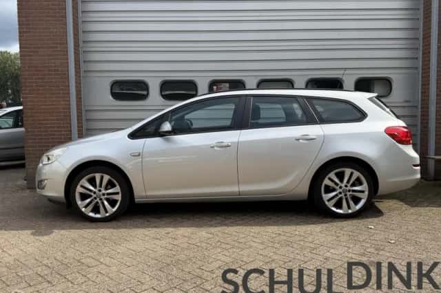 Opel Astra (2011) thumbnail 3