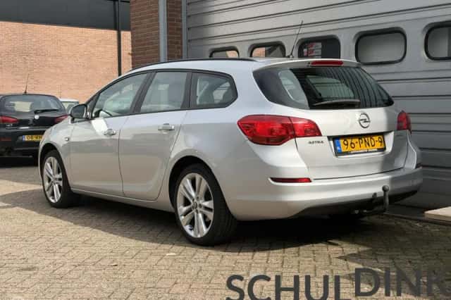 Opel Astra (2011) thumbnail 4