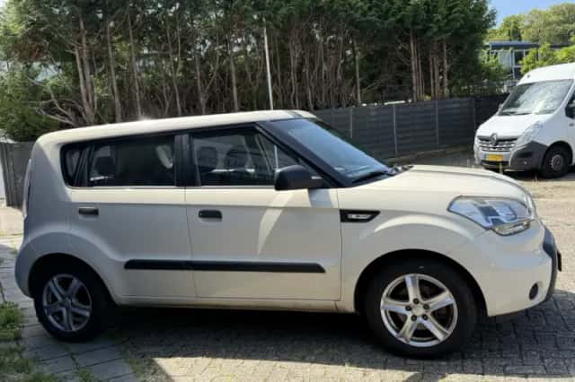 Kia Soul (2009) thumbnail 3