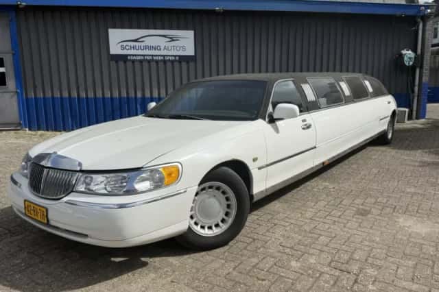 Lincoln Town Car (2000) thumbnail 1