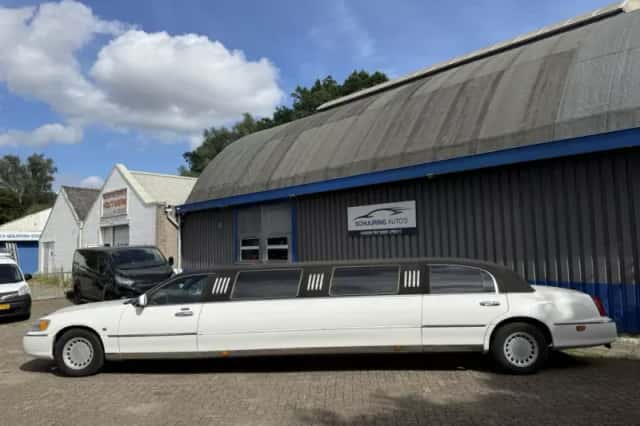 Lincoln Town Car (2000) thumbnail 2