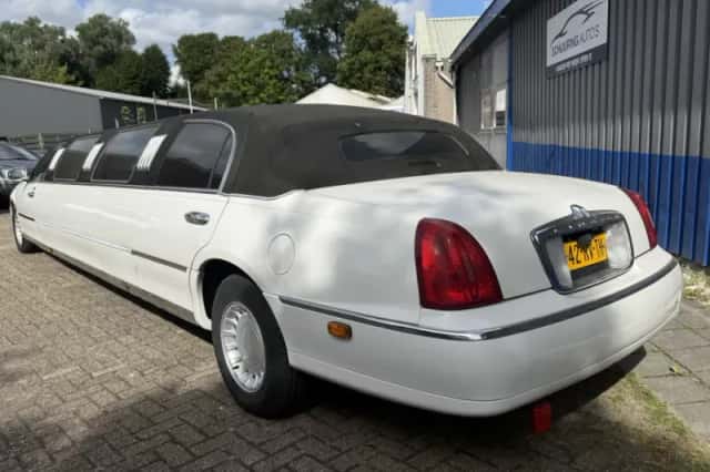 Lincoln Town Car (2000) thumbnail 3