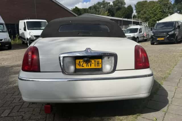 Lincoln Town Car (2000) thumbnail 4