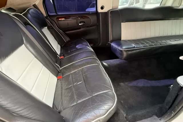 Lincoln Town Car (2000) thumbnail 6
