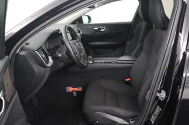 Volvo V60 (2022) thumbnail 5