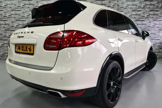 Porsche Cayenne (2010) thumbnail 2