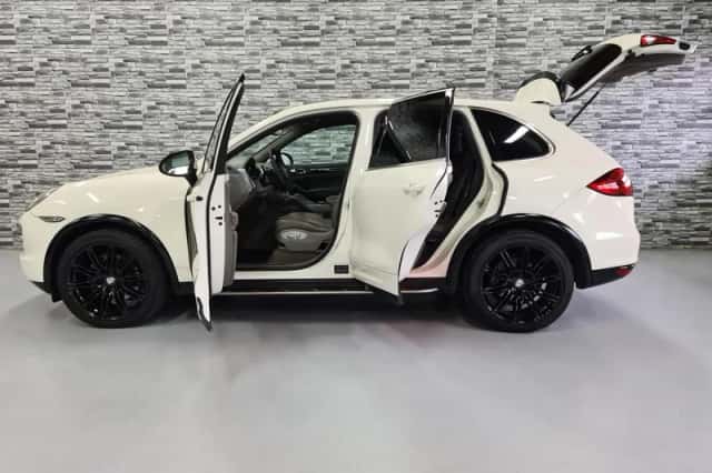Porsche Cayenne (2010) thumbnail 4