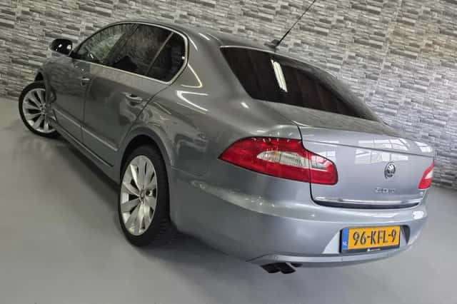 Škoda Superb (2010) thumbnail 2