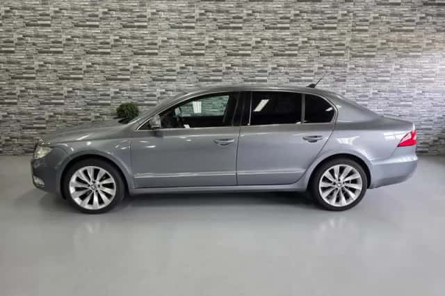 Škoda Superb (2010) thumbnail 3