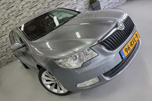 Škoda Superb (2010) thumbnail 5