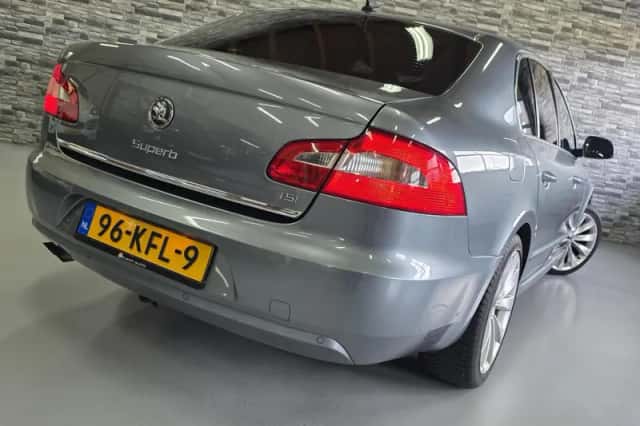 Škoda Superb (2010) thumbnail 6