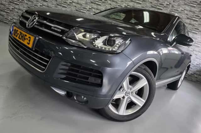 Volkswagen Touareg (2012) thumbnail 1