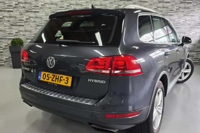 Volkswagen Touareg (2012) thumbnail 2