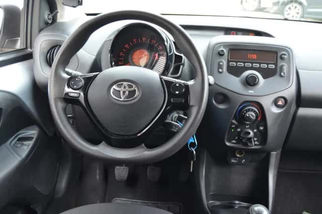 Toyota Aygo (2017) thumbnail 2