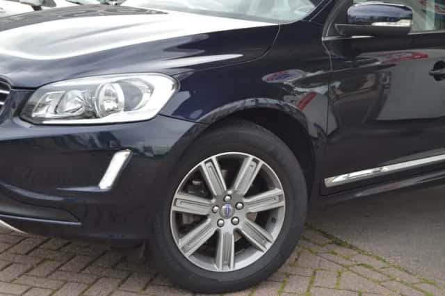 Volvo XC60 (2016) thumbnail 3