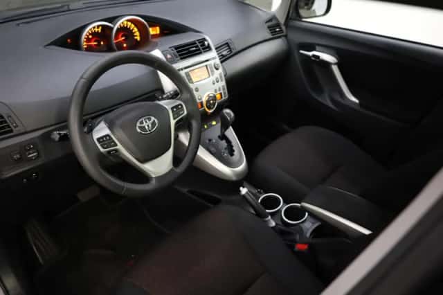 Toyota Verso (2011) thumbnail 2