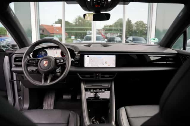 Porsche Macan (2025) thumbnail 4