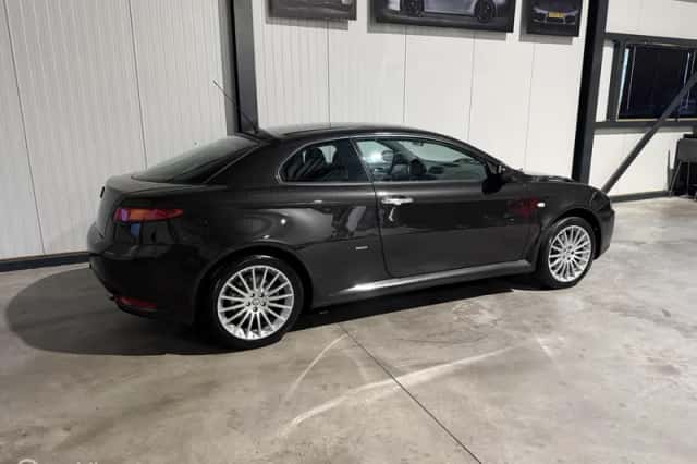 Alfa Romeo GT (2004) thumbnail 5