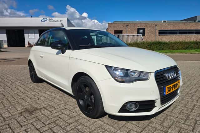 Audi A1 (2011) thumbnail 3