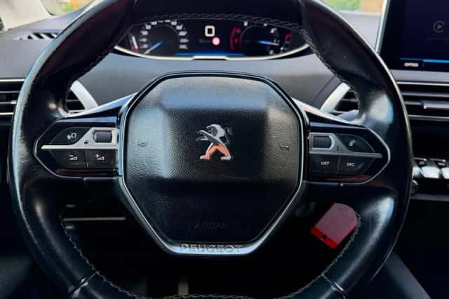 Peugeot 3008 (2018) thumbnail 4