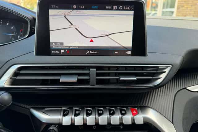 Peugeot 3008 (2018) thumbnail 6