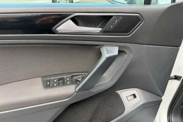 Volkswagen Tiguan (2017) thumbnail 3