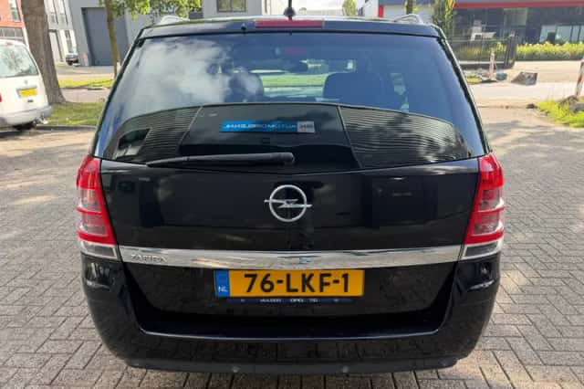 Opel Zafira (2010) thumbnail 4